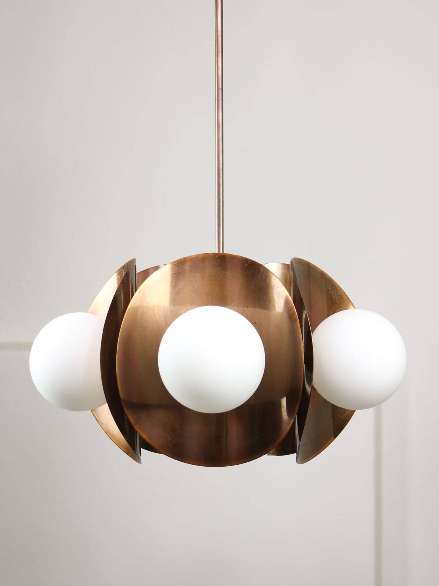 Lustre italien vintage en cuivre et opaline, années 70
