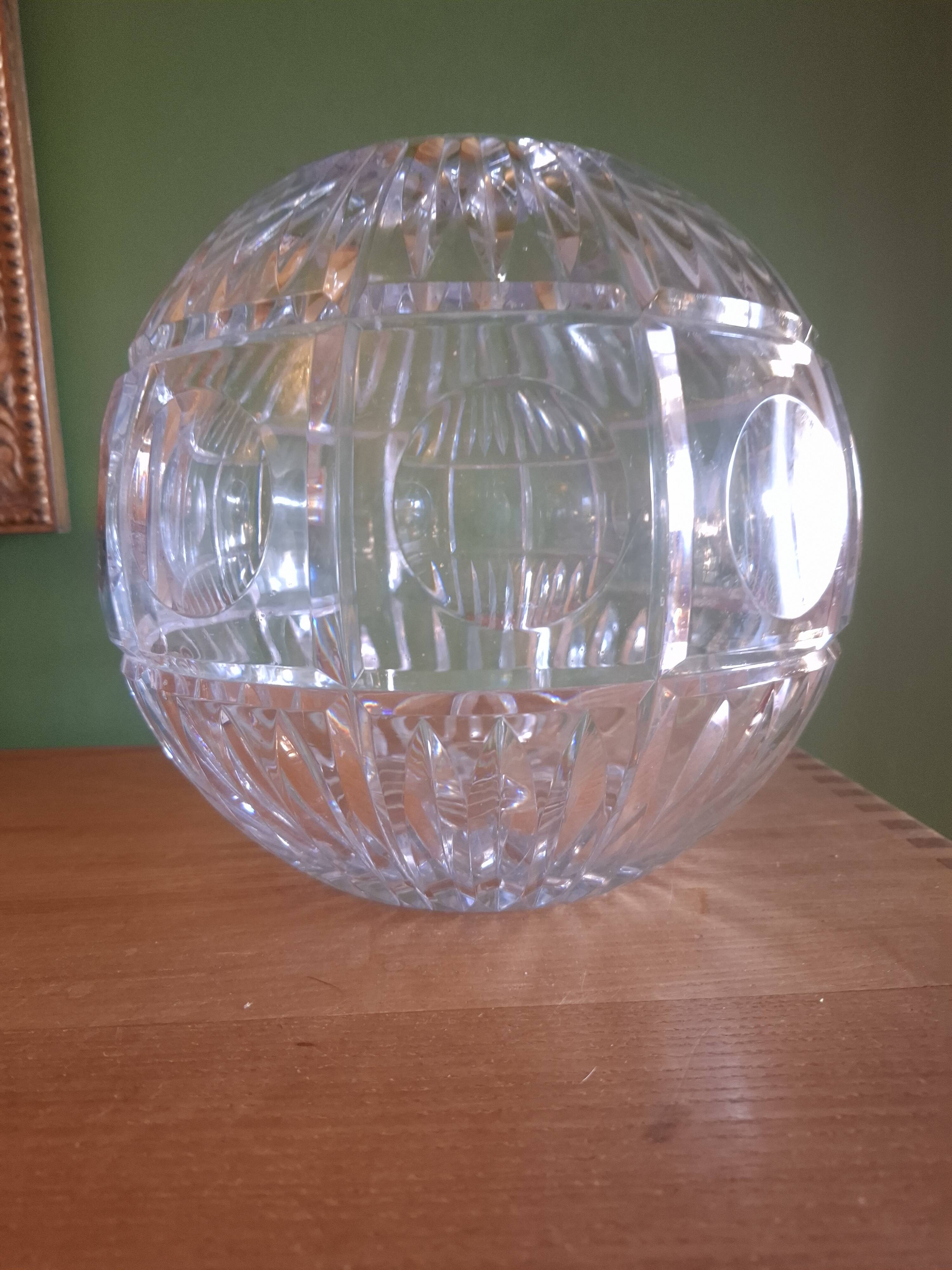 Vase boule en cristal taillé (