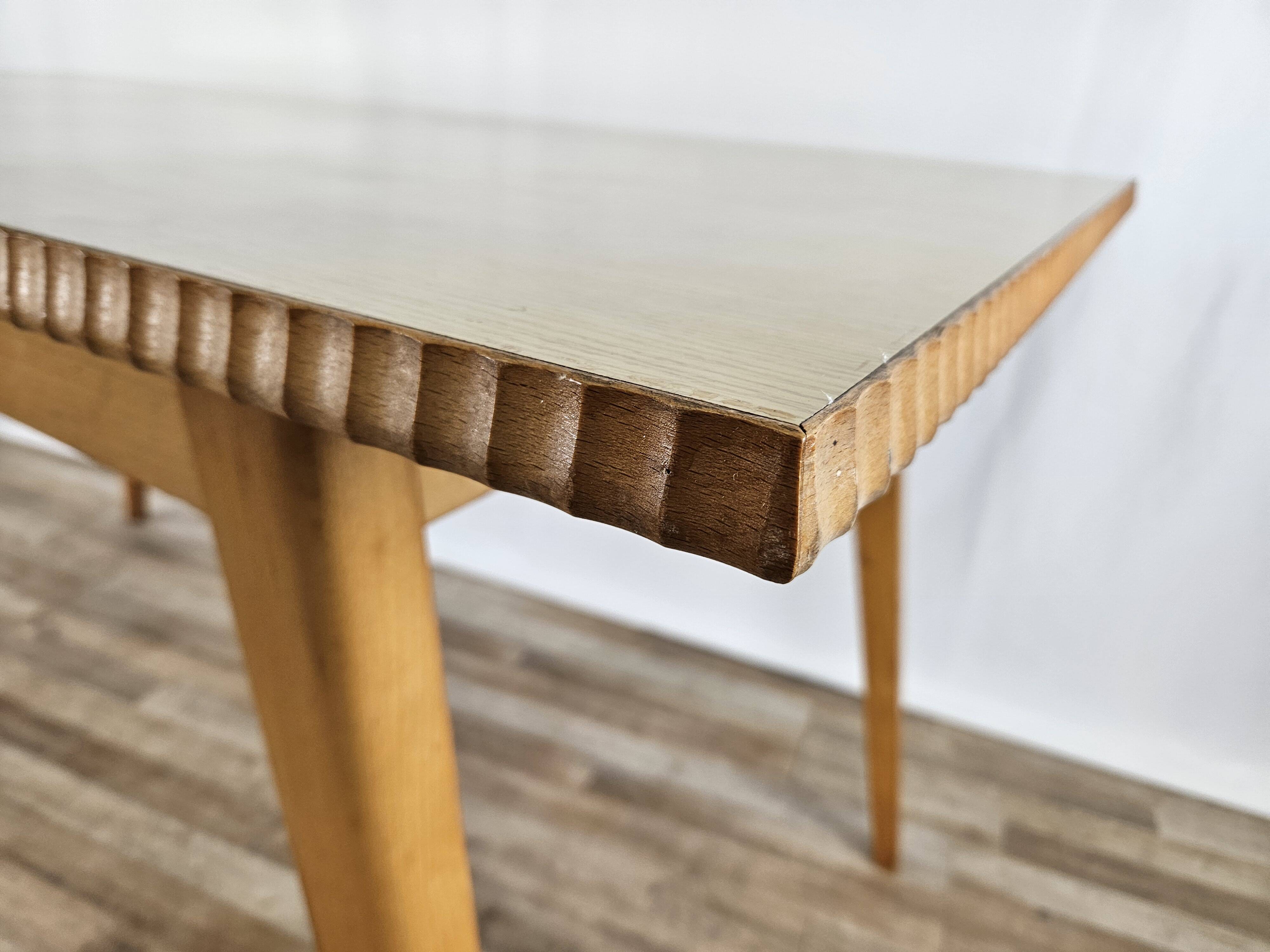 Table à manger des années 1950 en érable avec bord travaillé