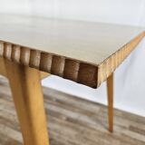 Table à manger des années 1950 en érable avec bord travaillé