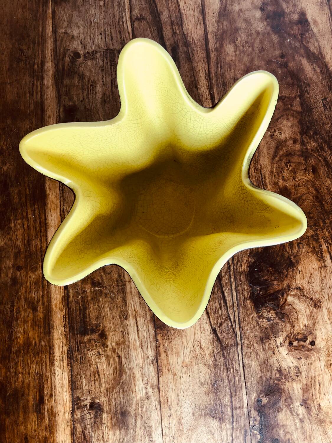 Handkerchief vase signed Elchinger. 1950s black and yellow.