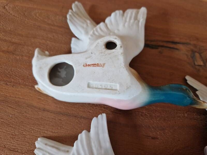 Série de 3 canards en vol en faience allemande - marque au dos