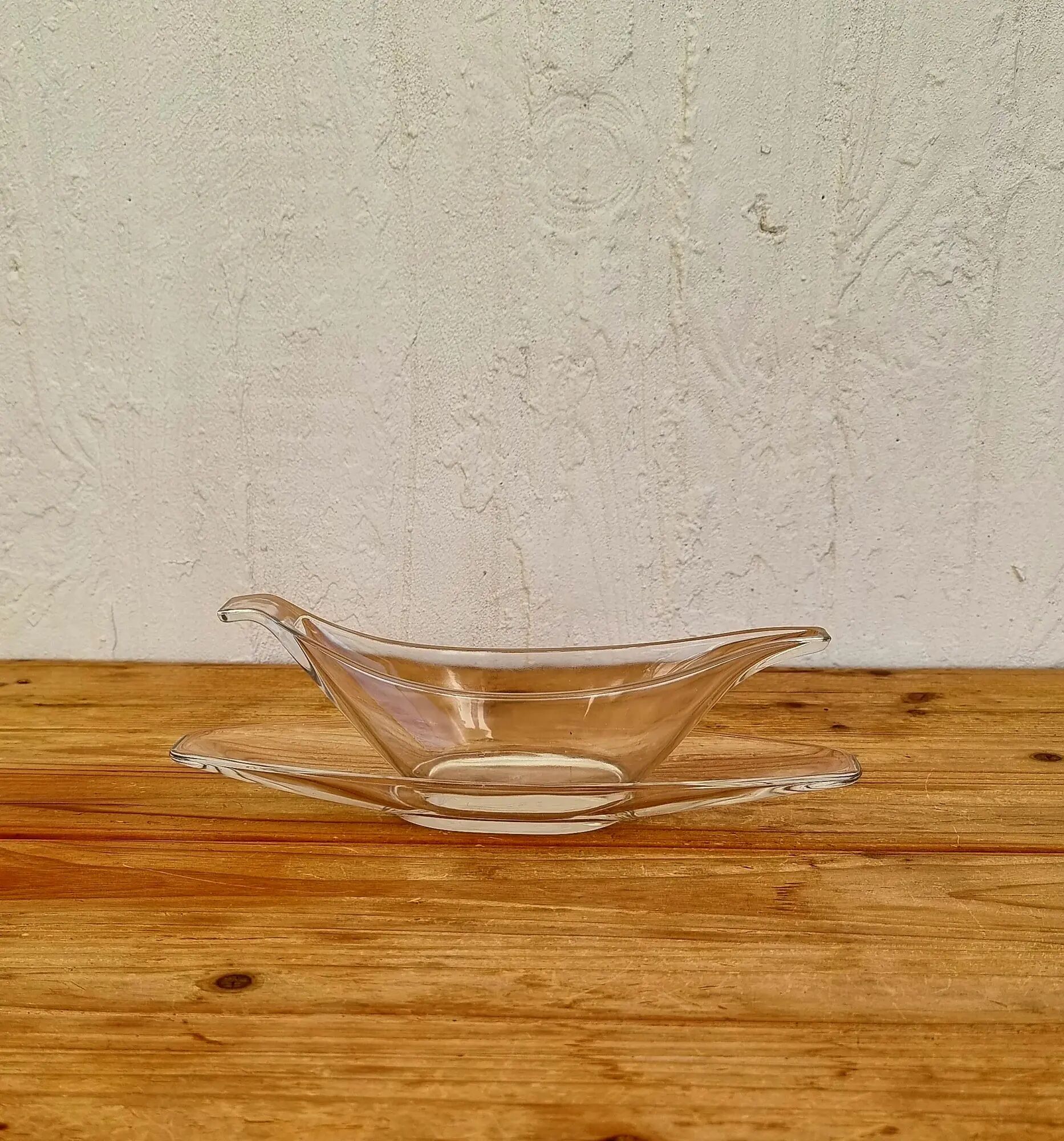 Vintage Pyrex Sedlex France sauce boat in moulded glass with a lid.