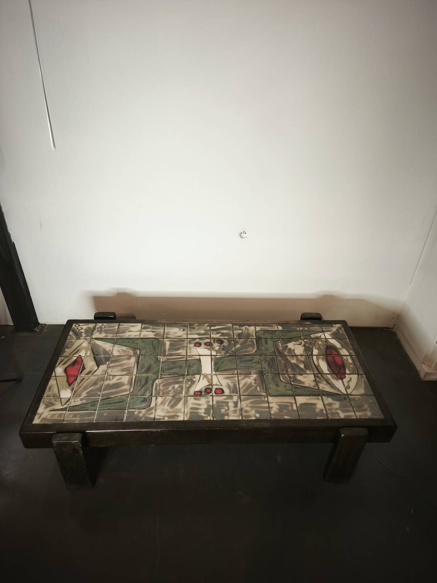 Table basse en céramique, signée Dan