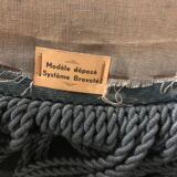 Fauteuil crapaud en velours bleu capitonné napoleon