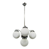 Chandelier Art Déco tchèque des années 1930 avec quatre abat-jours en verre opalin.