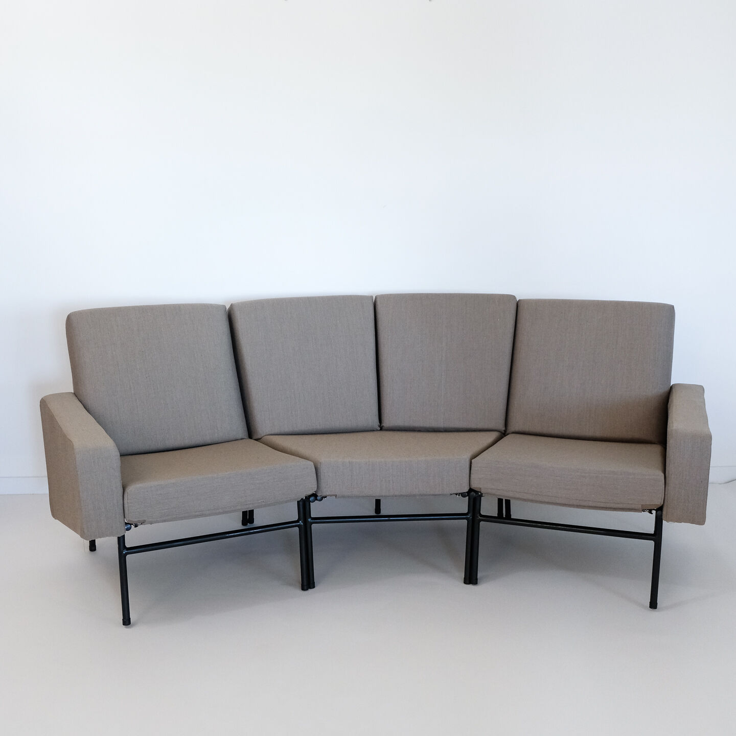 Salon G10 by Pierre Guariche