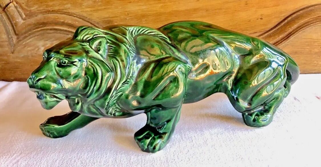 Art Deco lion statue 1930 cracked Saint Clement