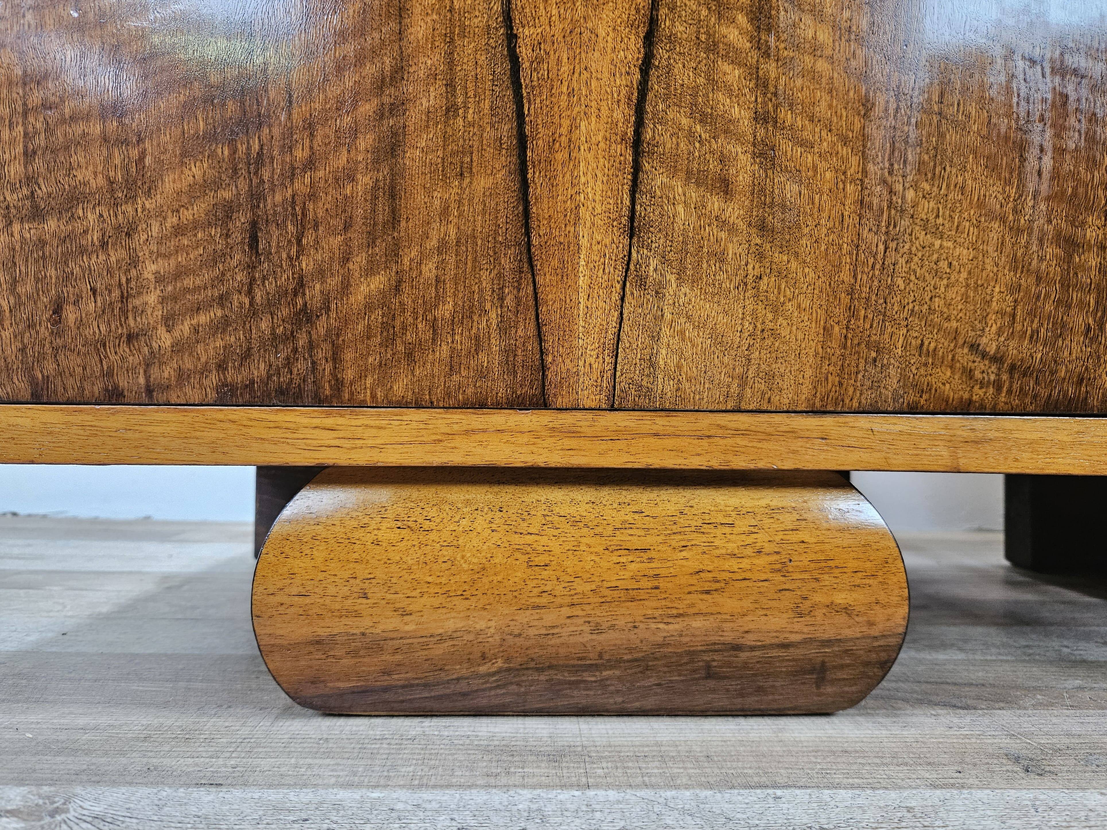 Art Decò bedside tables in walnut and brass, 1940
