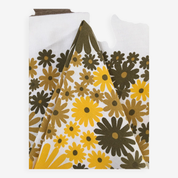 Nappe ronde en coton de la marque suédoise Almedahls. Motifs vintage fleurs jaunes et vertes.
