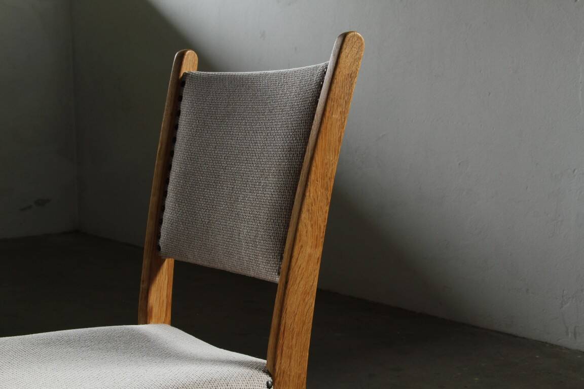Ensemble de six chaises de salle à manger en chêne vintage danois, style Henning Kjærnulf, années 1960.