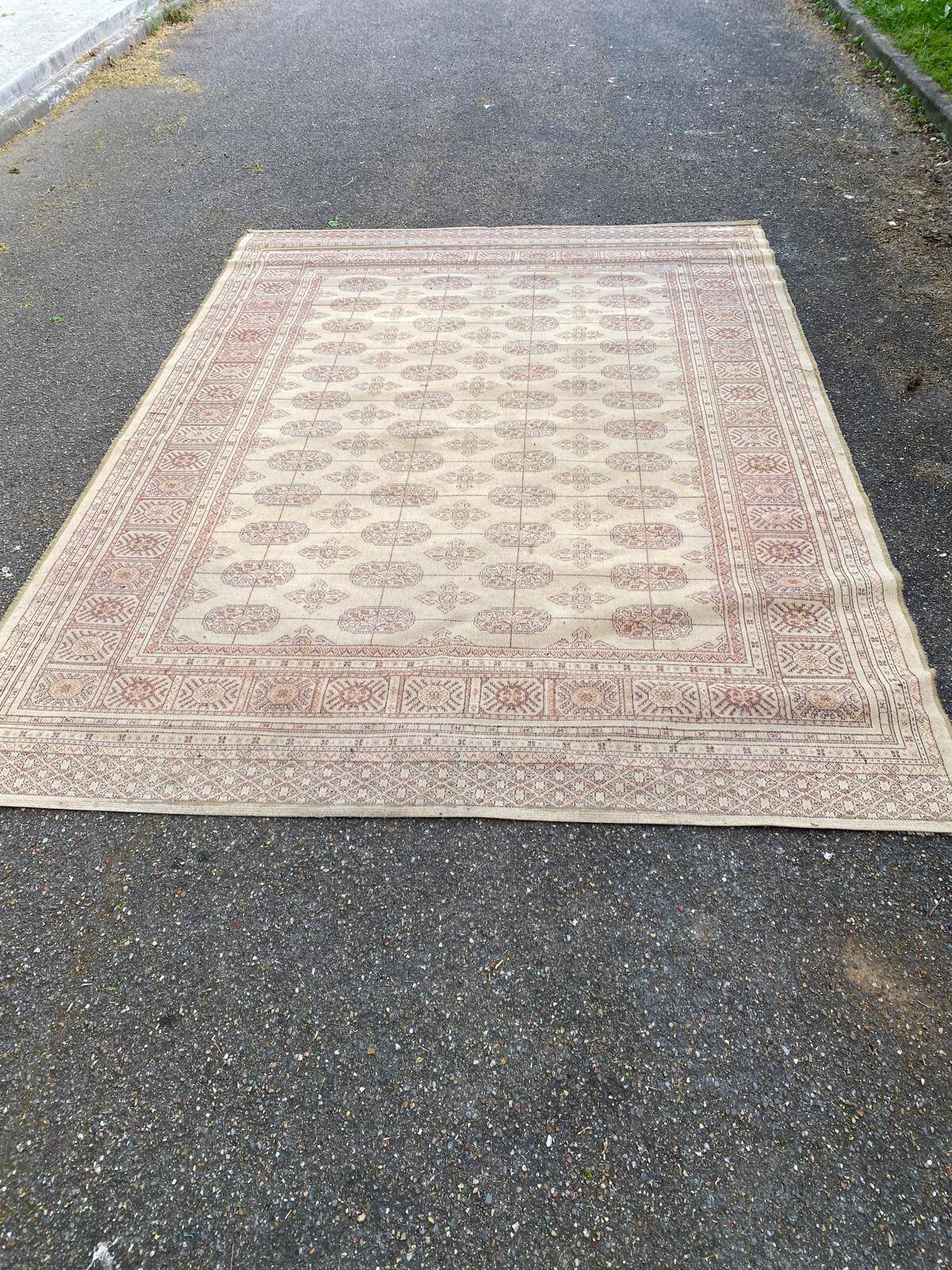 Beige Persian rug 200x300