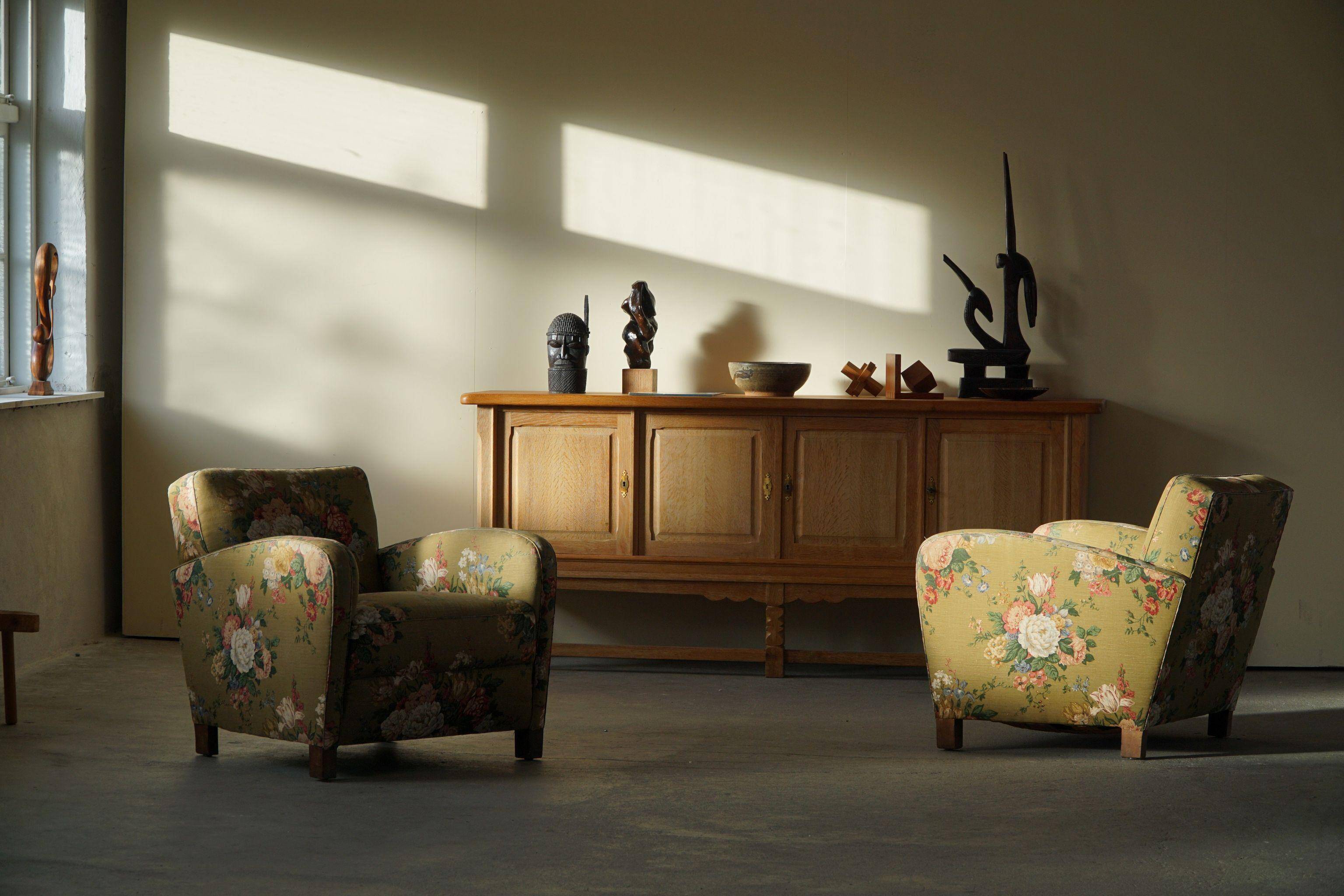 Pair of curved Danish modern lounge chairs, original fabric, Fritz Hansen, 1940.