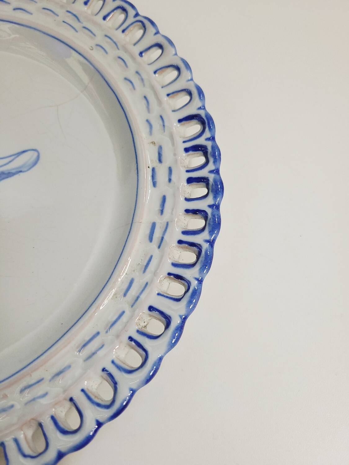 Antique plate in faience – Émile Gallé at Saint-Clément