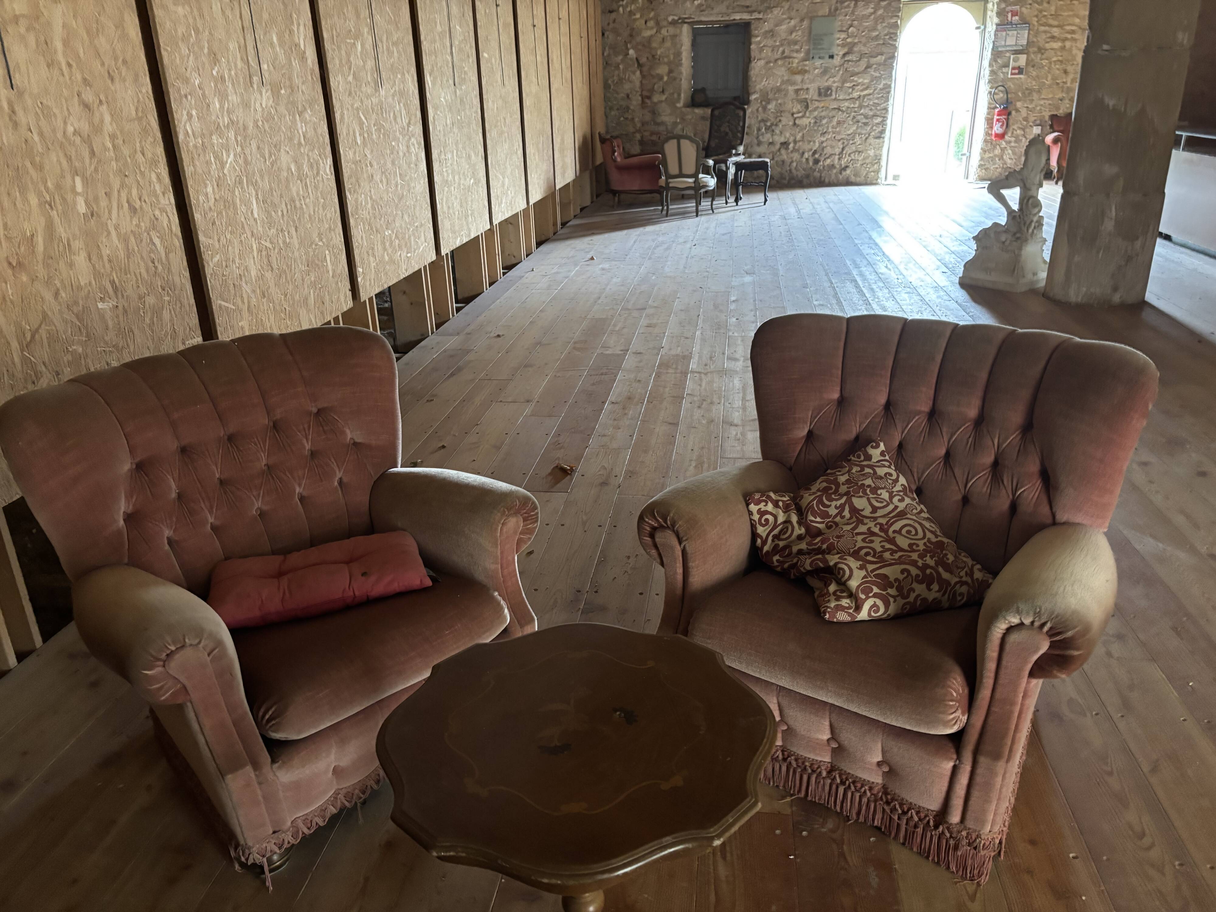 Living room with a three-seater sofa and two armchairs.