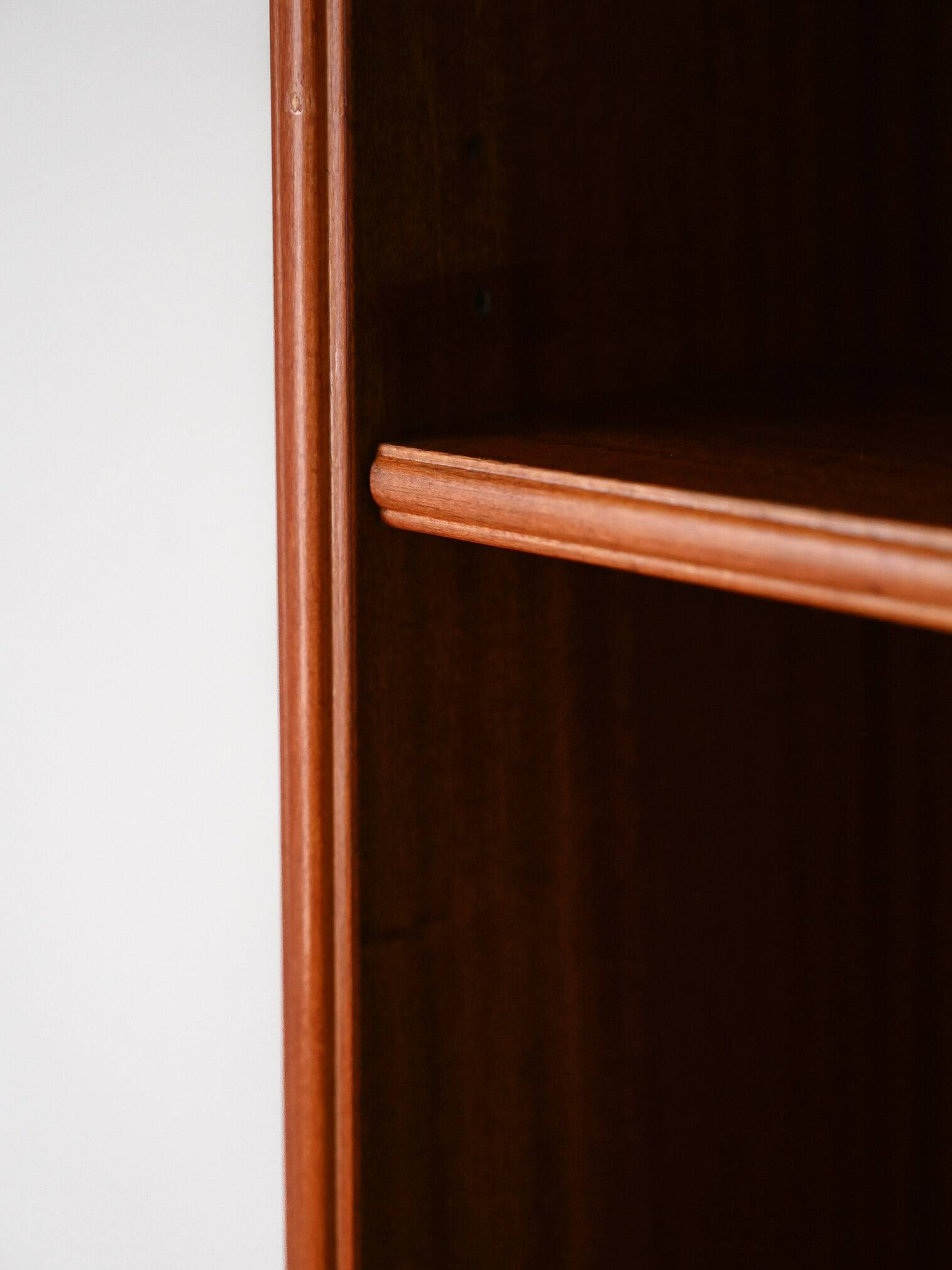 Bibliothèque en acajou avec espace de rangement