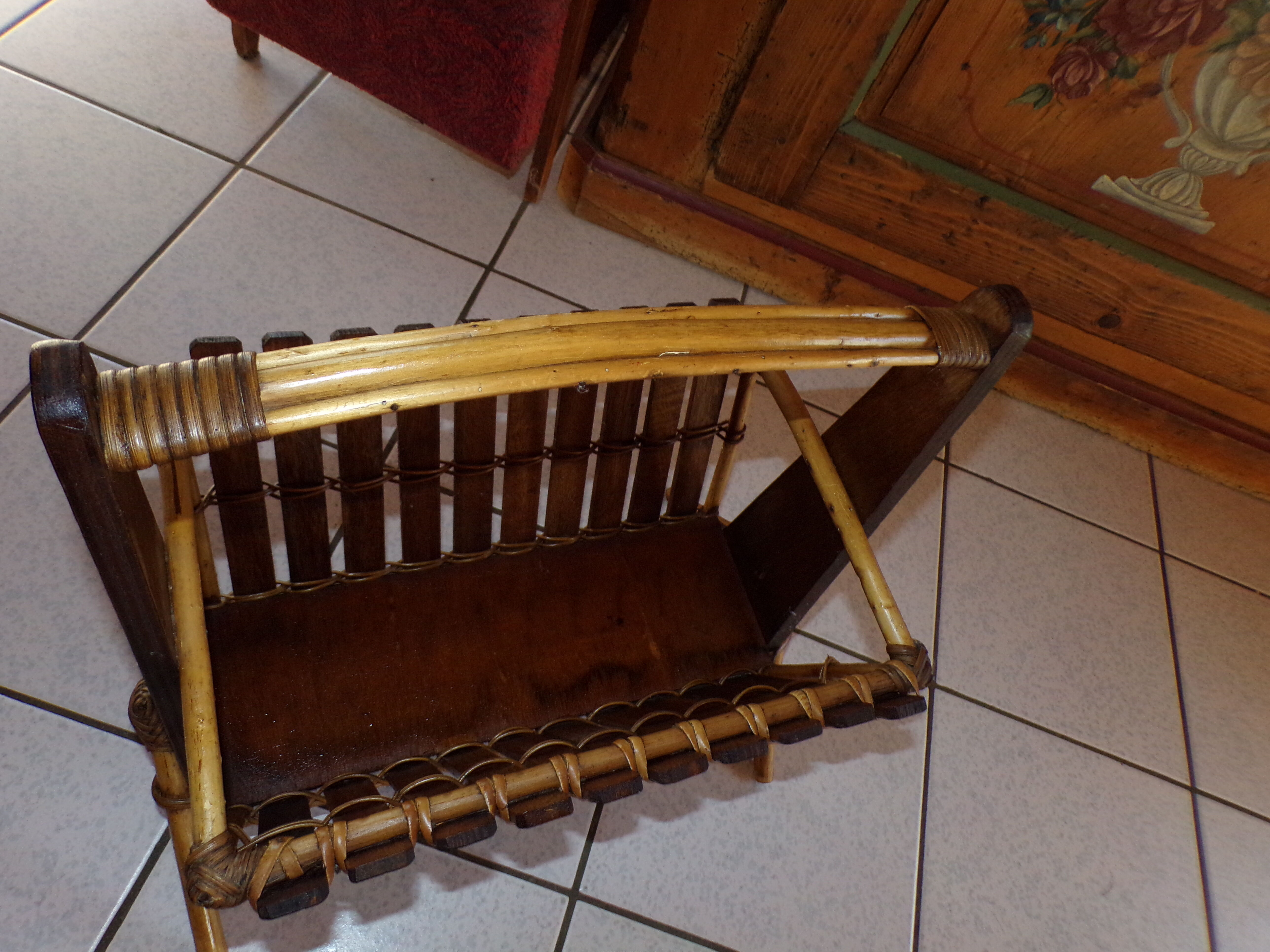 Porte-revue en rotin et bois