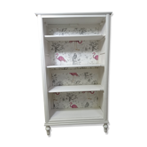 Armoire avec papier peint