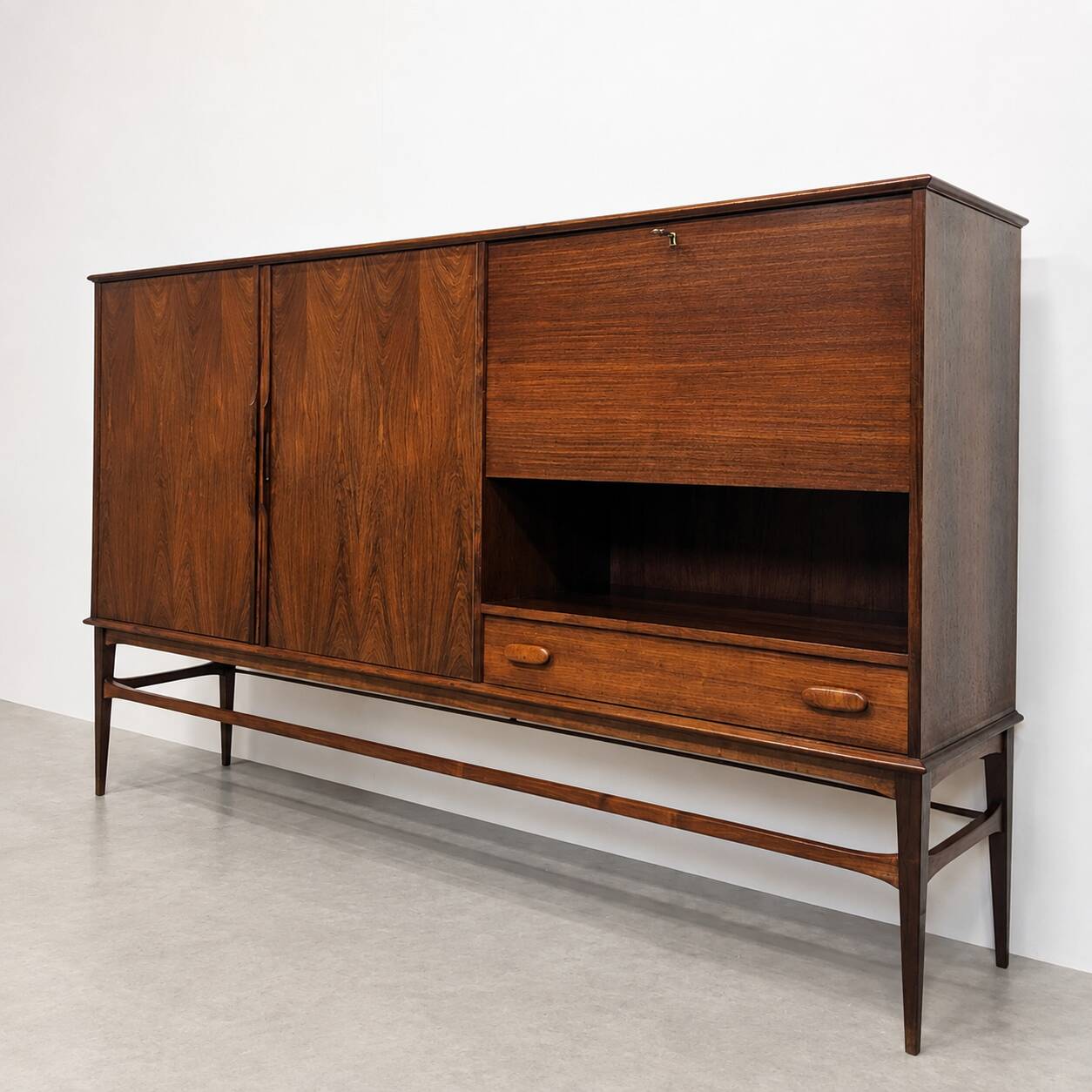 Buffet haut danois en palissandre de Rio avec espace bar