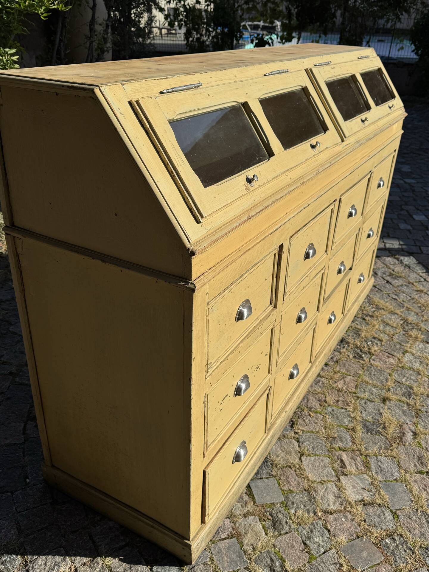 Workshop cabinet with drawers