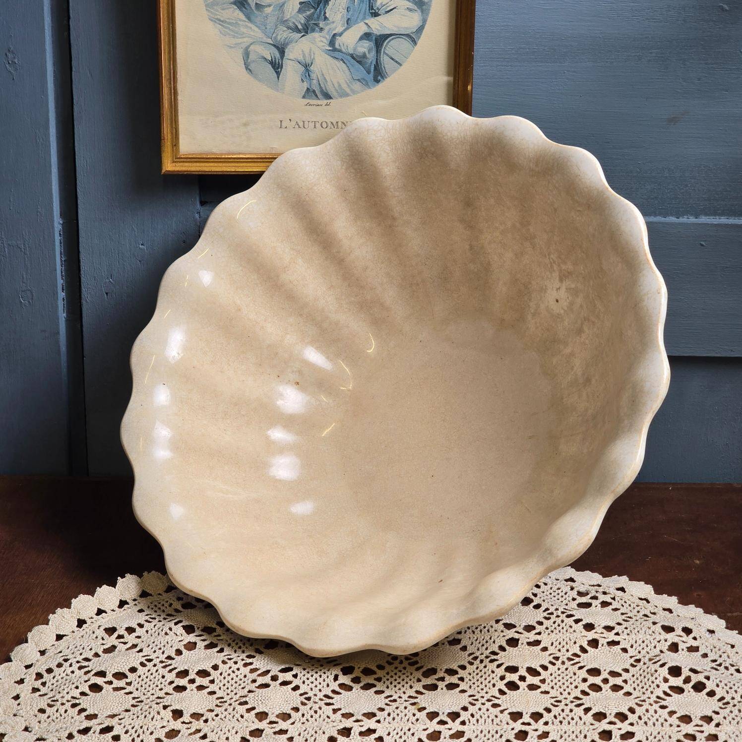 Antique salad bowl by Jules Vieillard & Cie Bordeaux, shell shape – 19th century