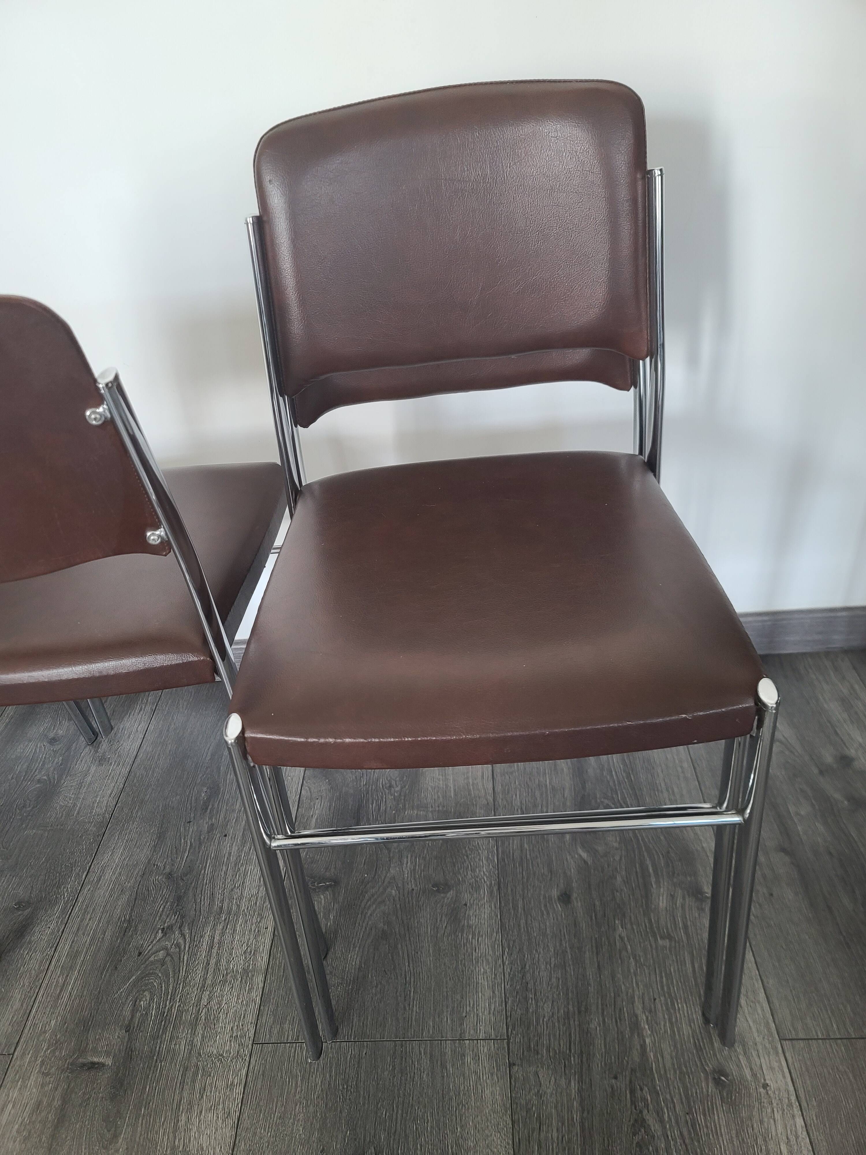 Lot de 4 chaises fauteuil en skaï marron année 1970