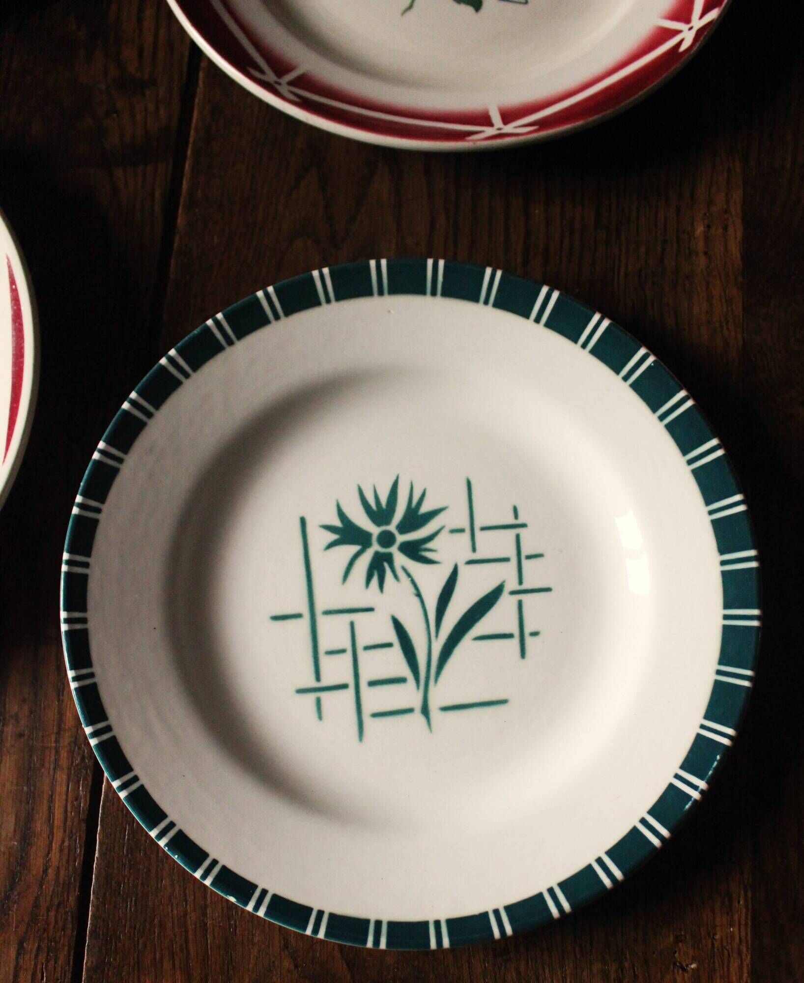 Set of 6 mismatched Art Deco red green yellow dinner plates Digoin