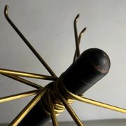 Porte-manteau minimaliste en laiton noir et métal.