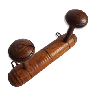 Old wooden wall coats door turned two bamboo imitation patères