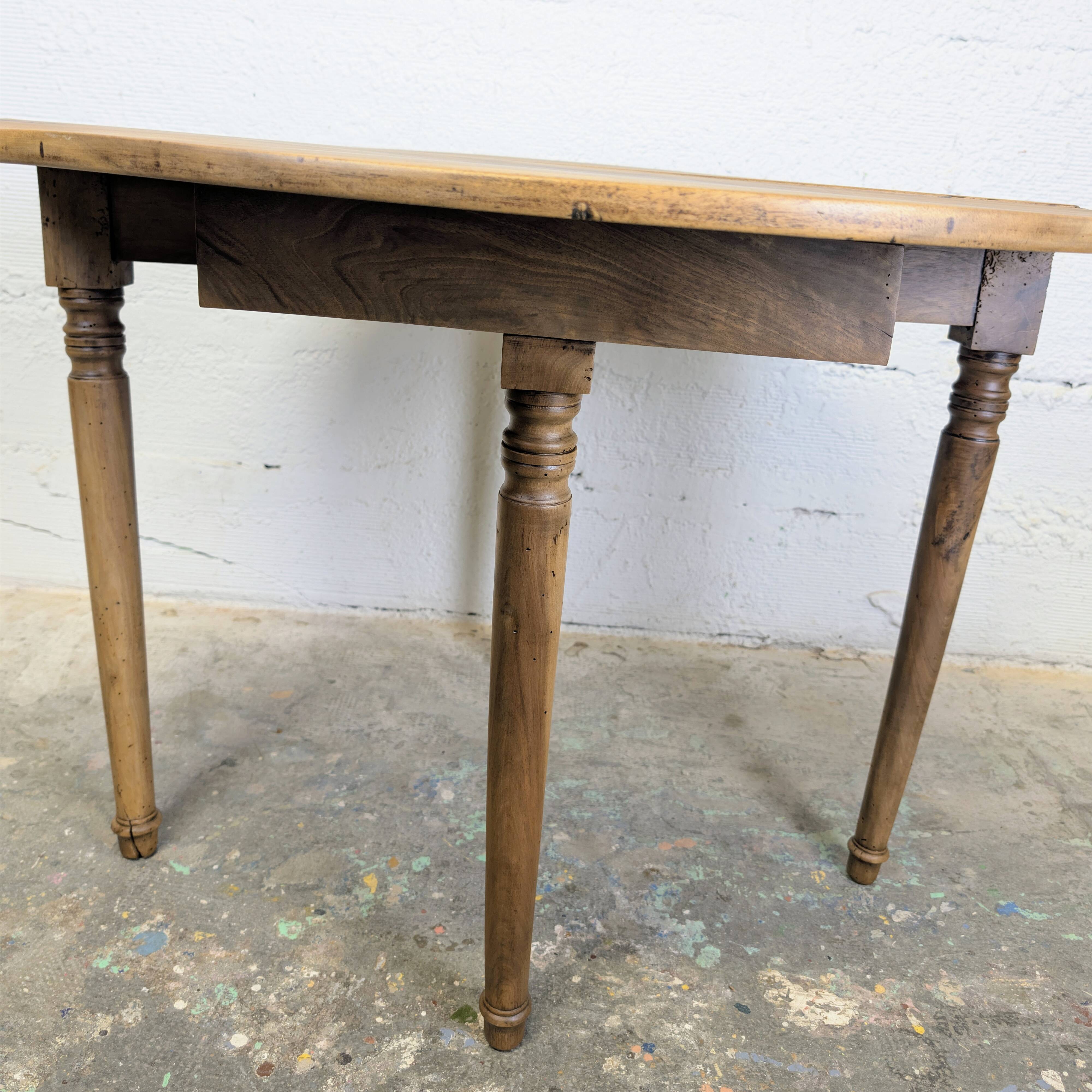 Half-moon table in walnut