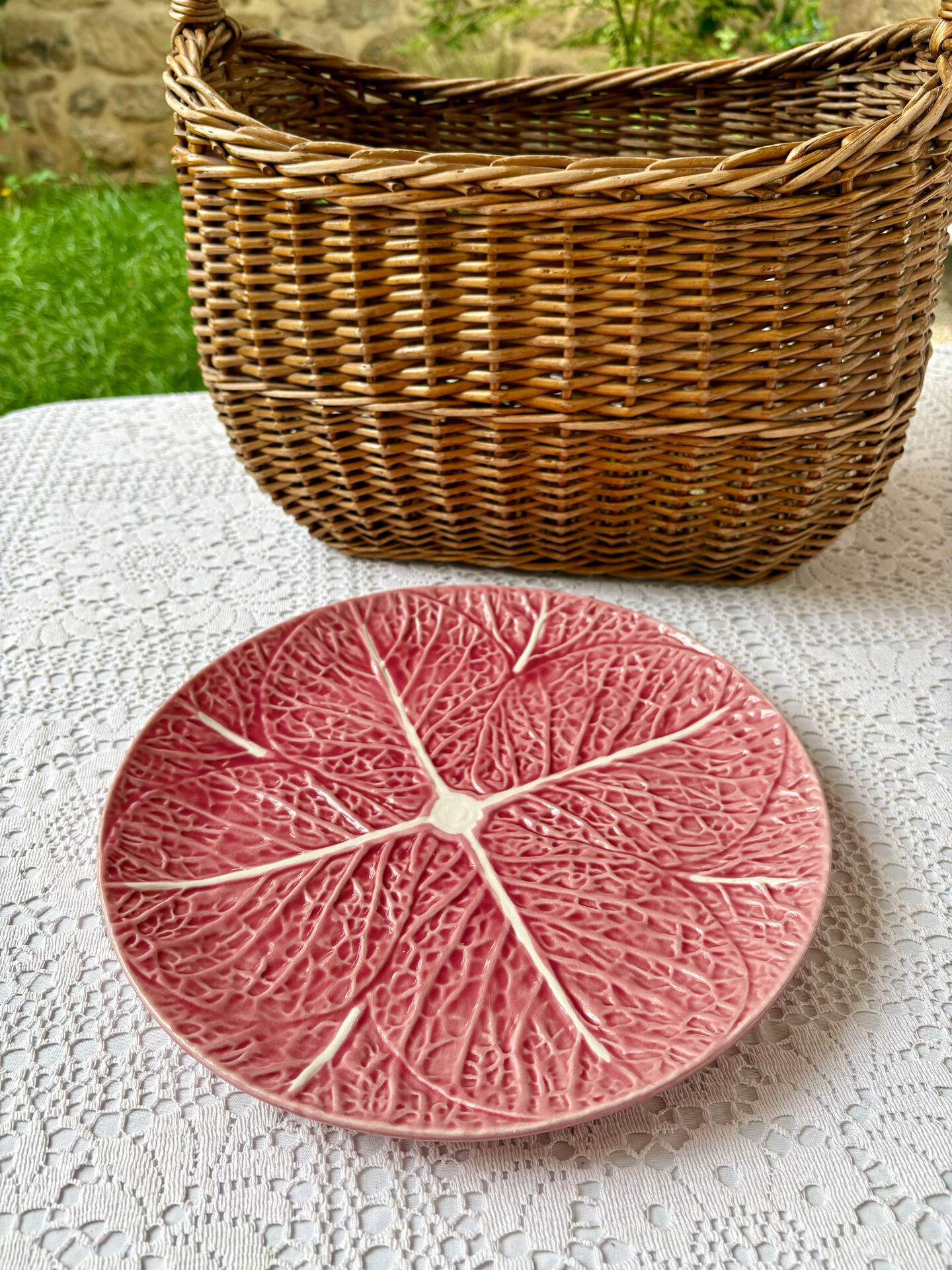 Round plate pink cabbage earthenware
