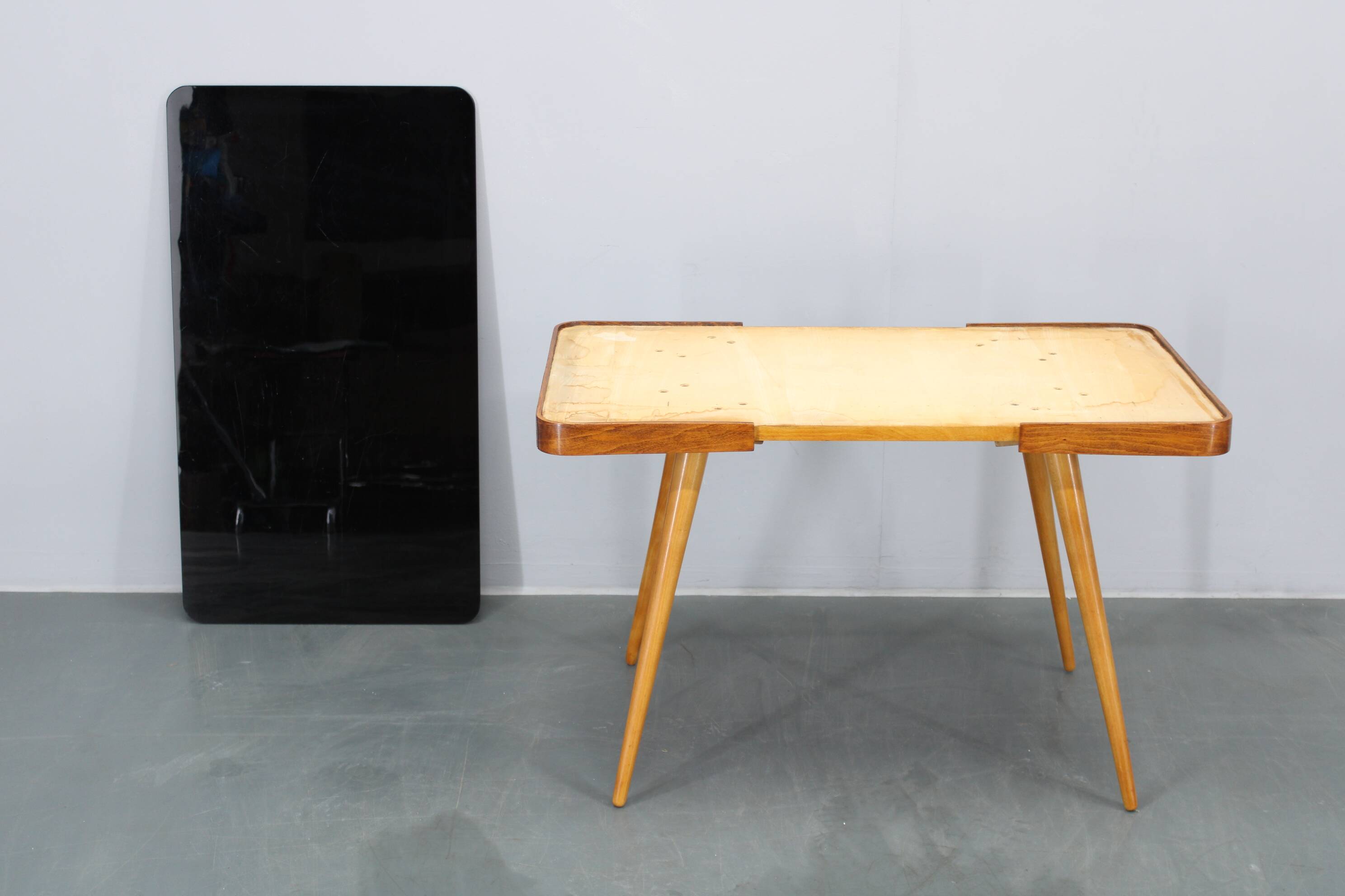 Table basse en hêtre et en verre opaque, années 1960, Tchécoslovaquie