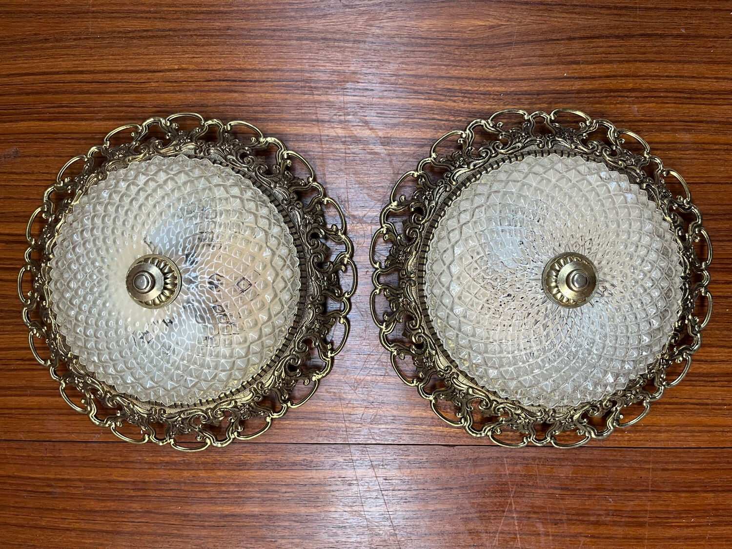 Vintage ancien plafonnier en verre et laiton cisele 2 lumieres  dos tole