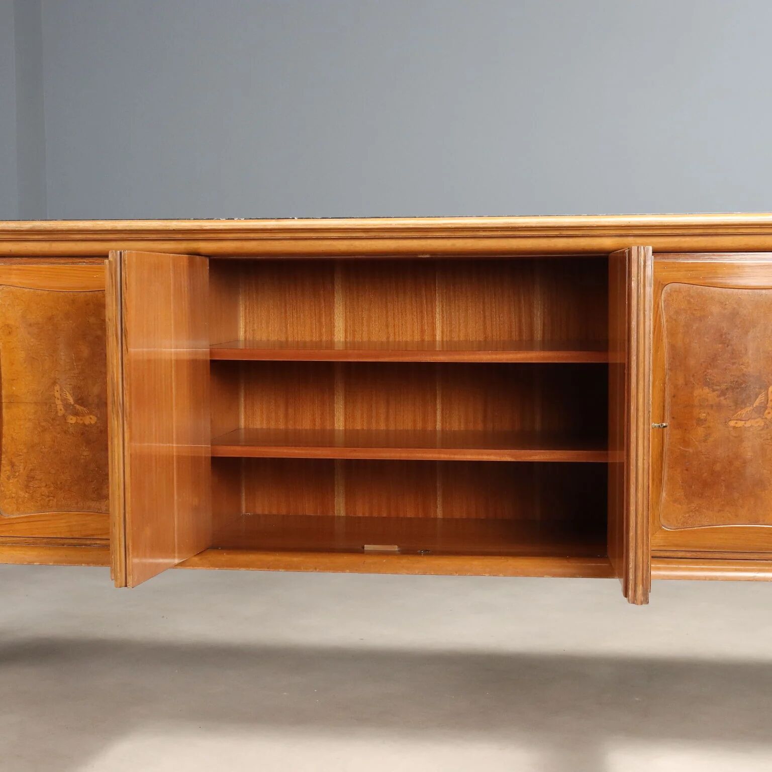 Vintage buffet in walnut veneer and burl, 1950s design.