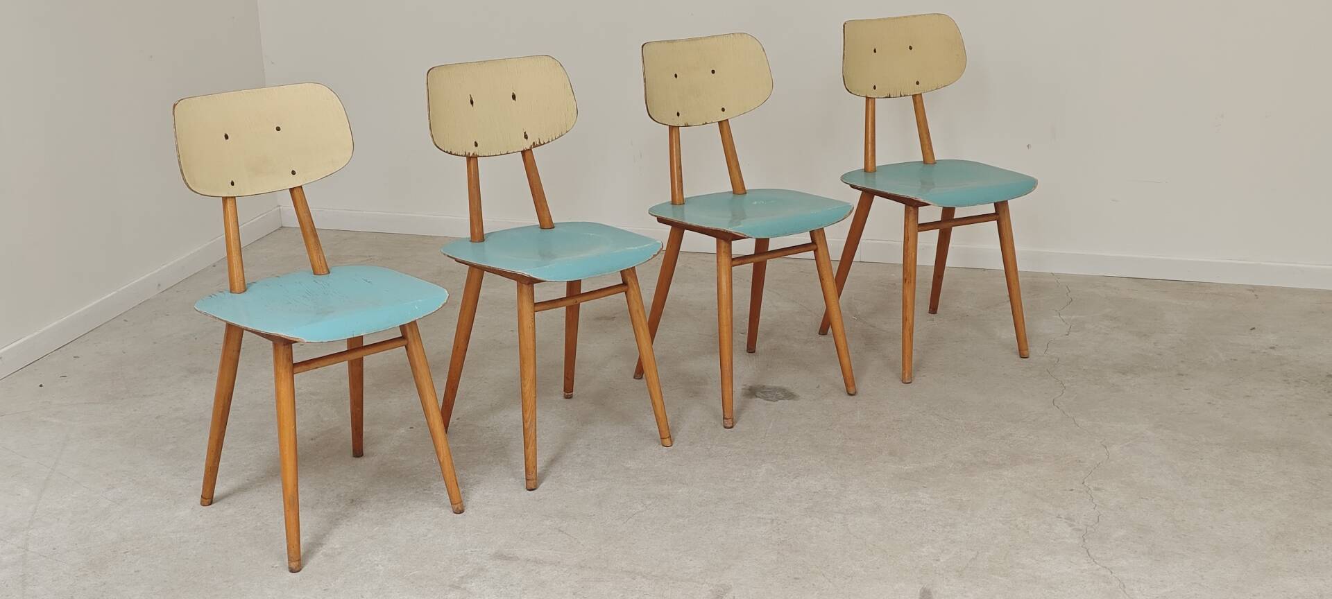 Lot de 4 chaises bois TON Bystrice ( Thonet ) bleu clair , lot 2