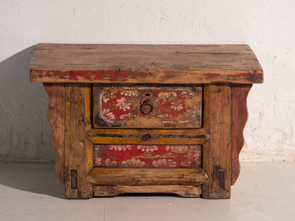 Table basse ancienne peinte en bois d’orme – Chine, vers 1900