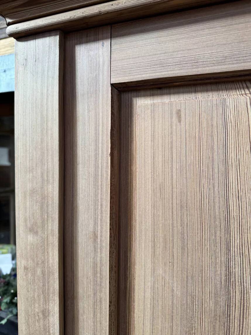 Large workshop wardrobe in pitch pine - Early 20th century