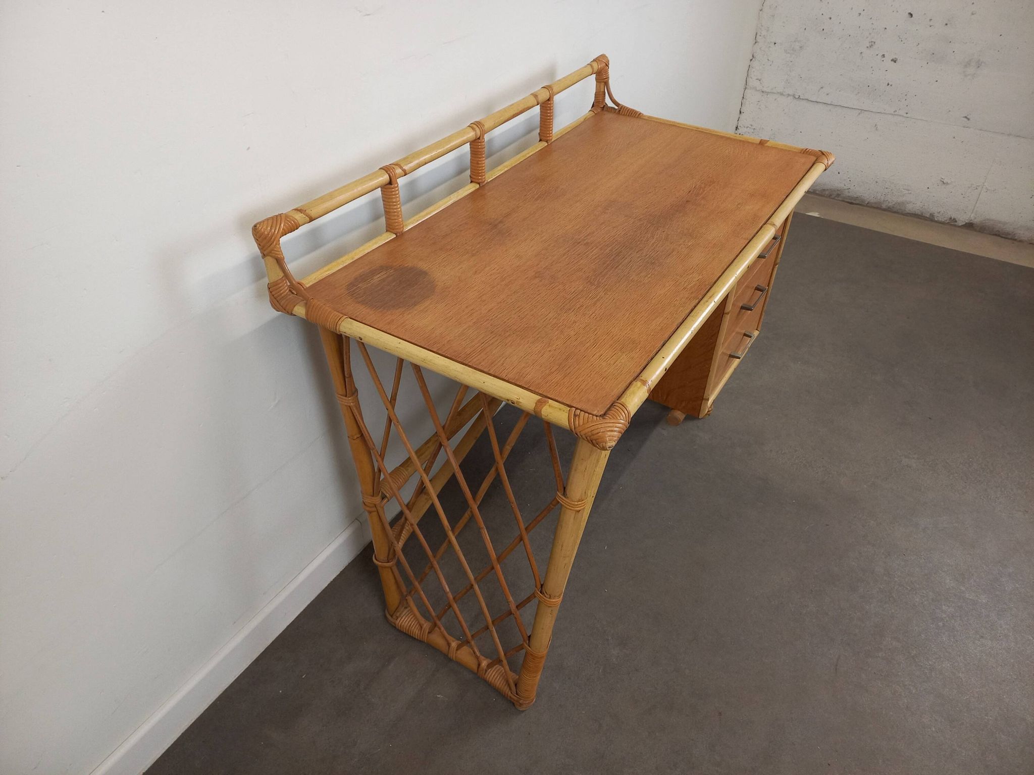 Bureau et sa chaise en rotin