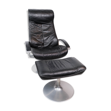 Fauteuil avec tabouret recouvert de cuir noir de design danois, années 1970