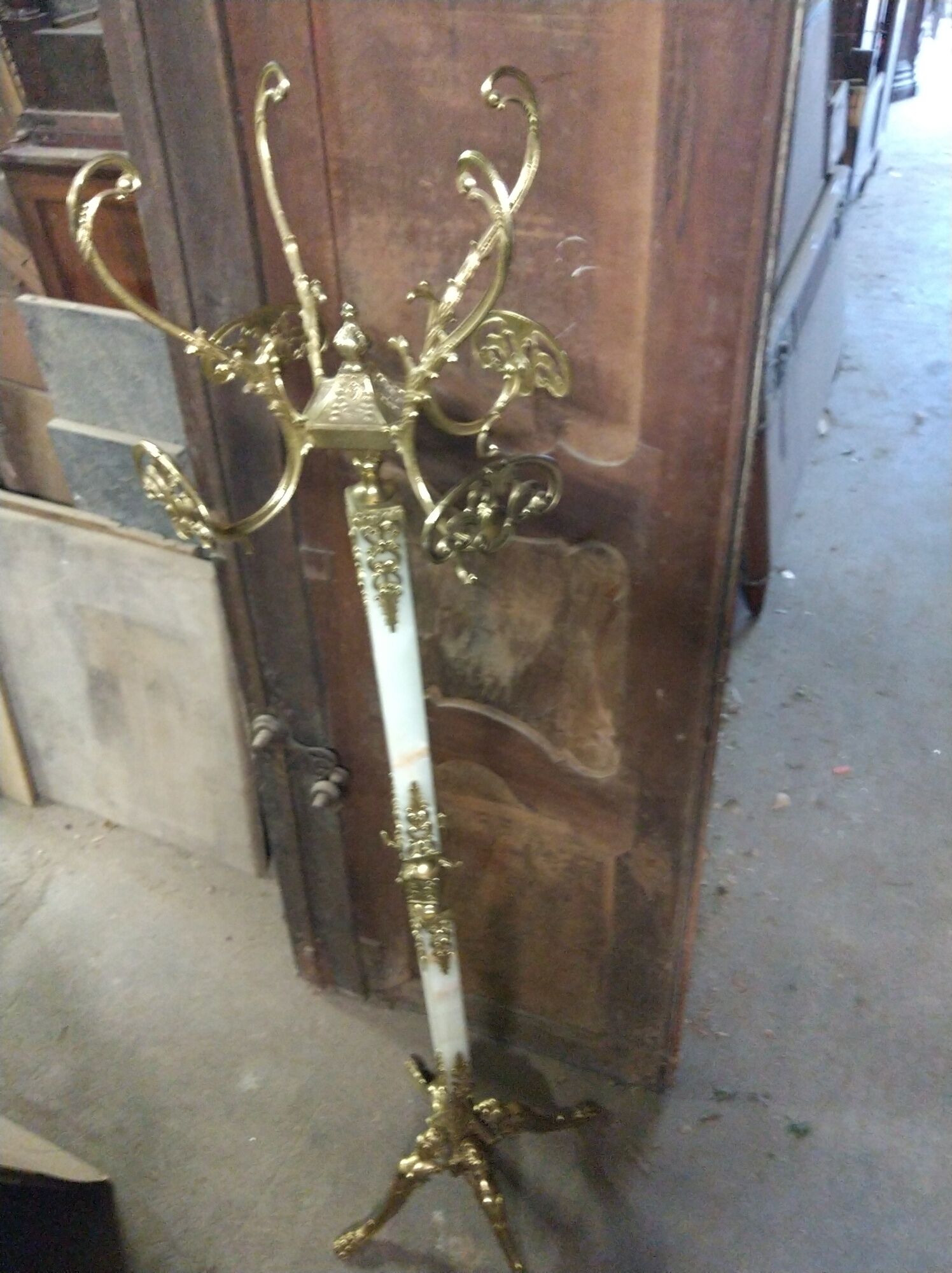 Coat holder on onyx and gold metal foot