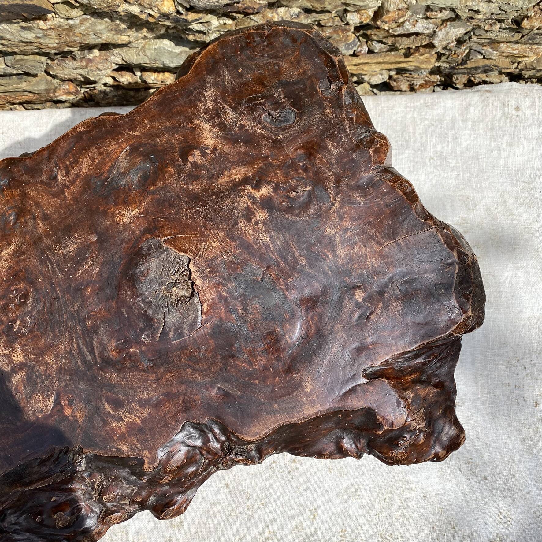 Table basse brutaliste en orme massif et fer forgé , pieds cornes de bélier