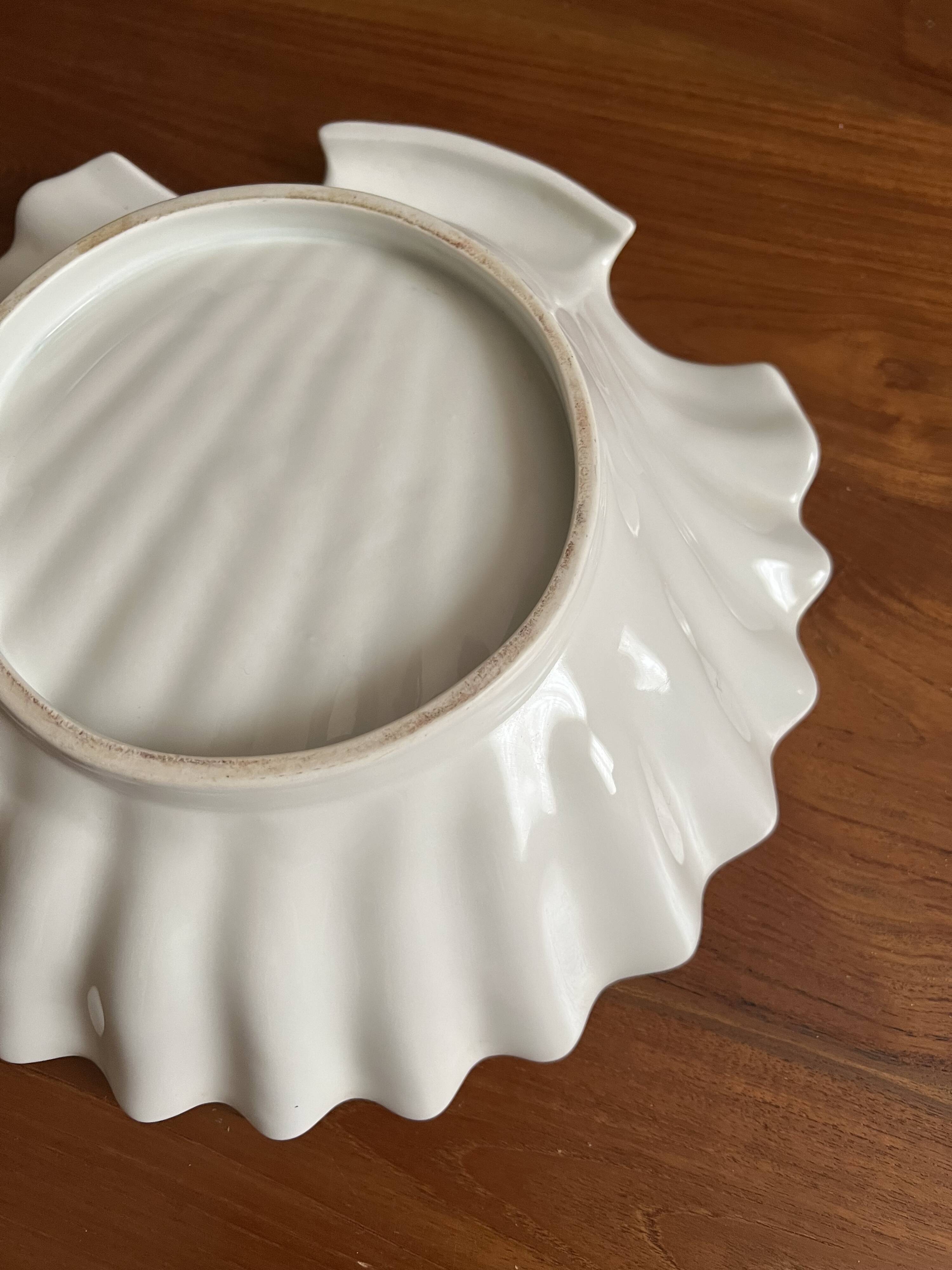 Large shell-shaped dish – white porcelain – Width 31 cm