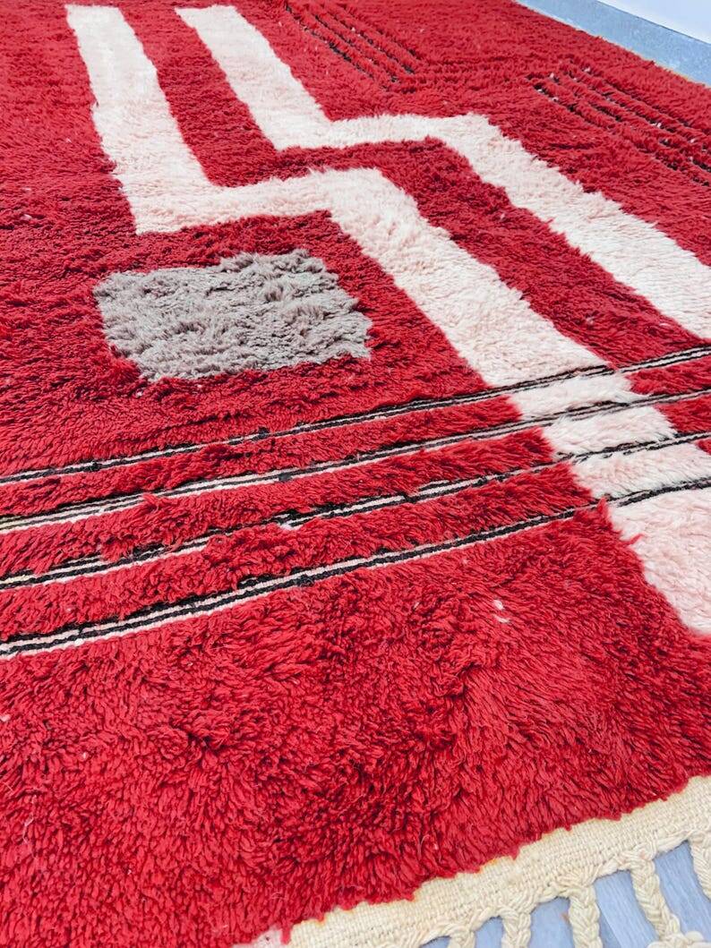 Modern Moroccan rug in red wool with geometric lines 150/250cm