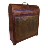 Vertical wooden box