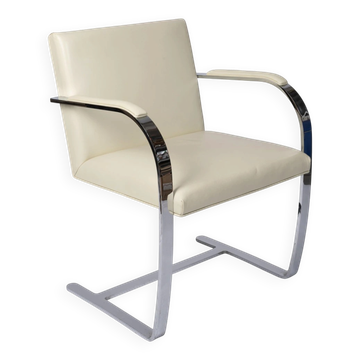 Chaise Brno de Ludwig Mies van der Rohe et Lilly Reich, produite dans les années 1990 par Knoll.