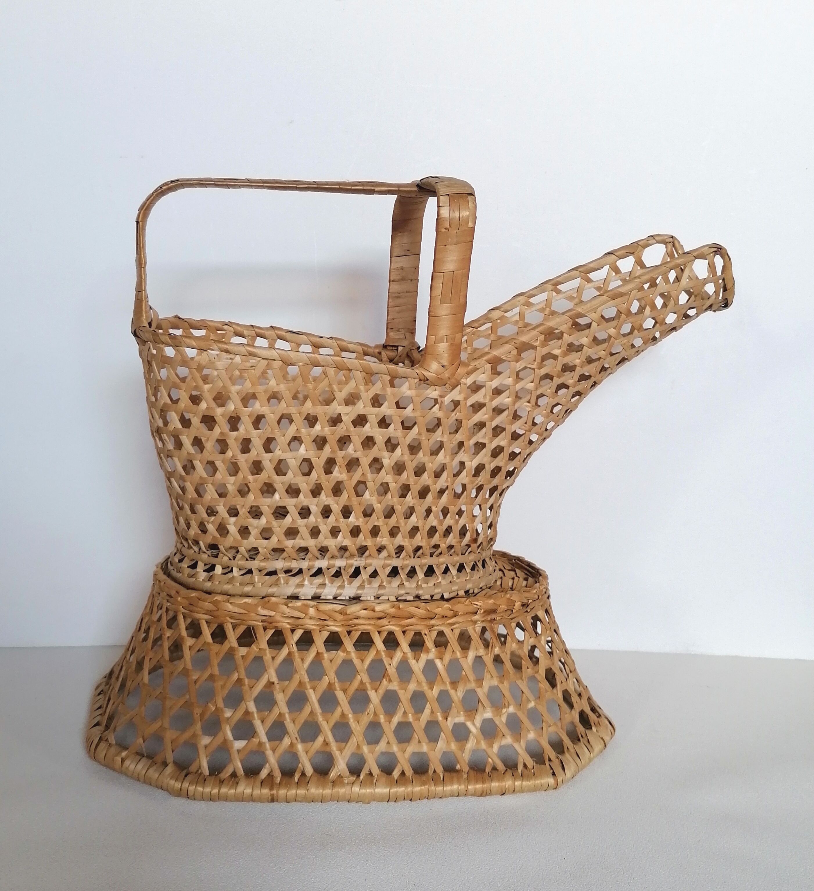 Bread basket in woven wicker canning