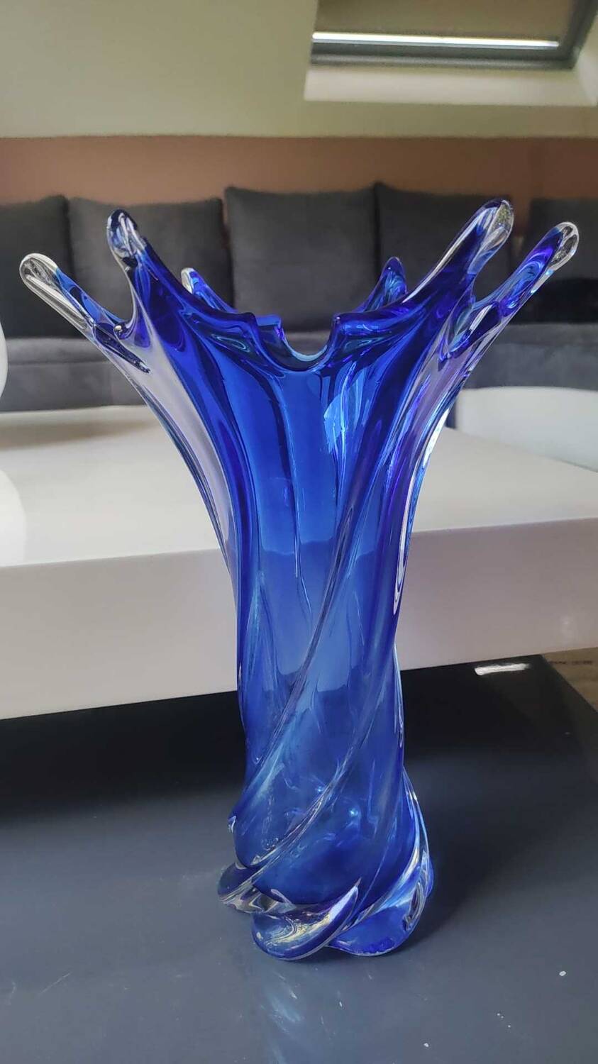 Large murano vase in blown art glass, cobalt blue. star shape. dim 30 x 22 cm