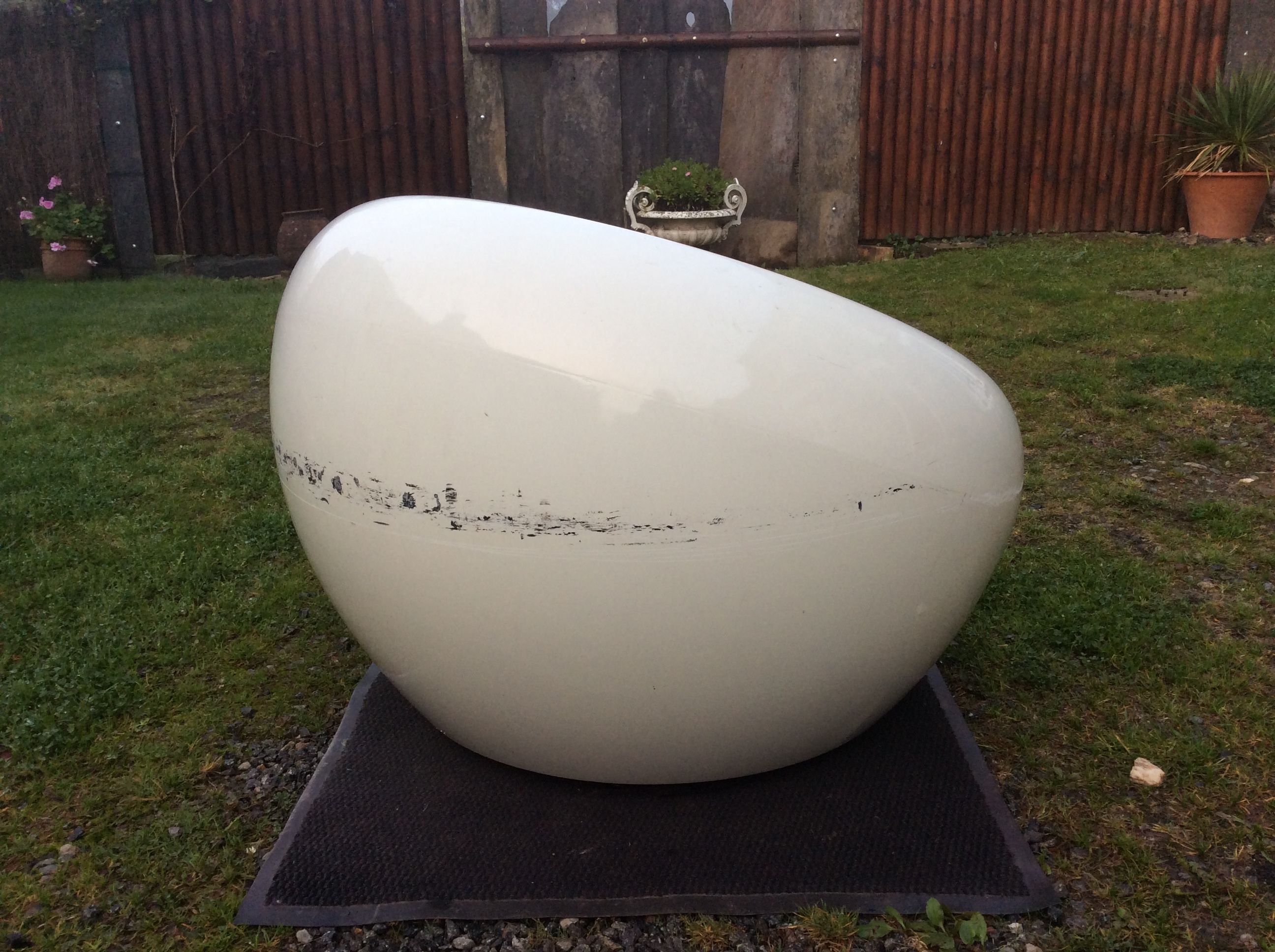 Armchair design egg pod ball chair iconik white and imitation black leather as it is.