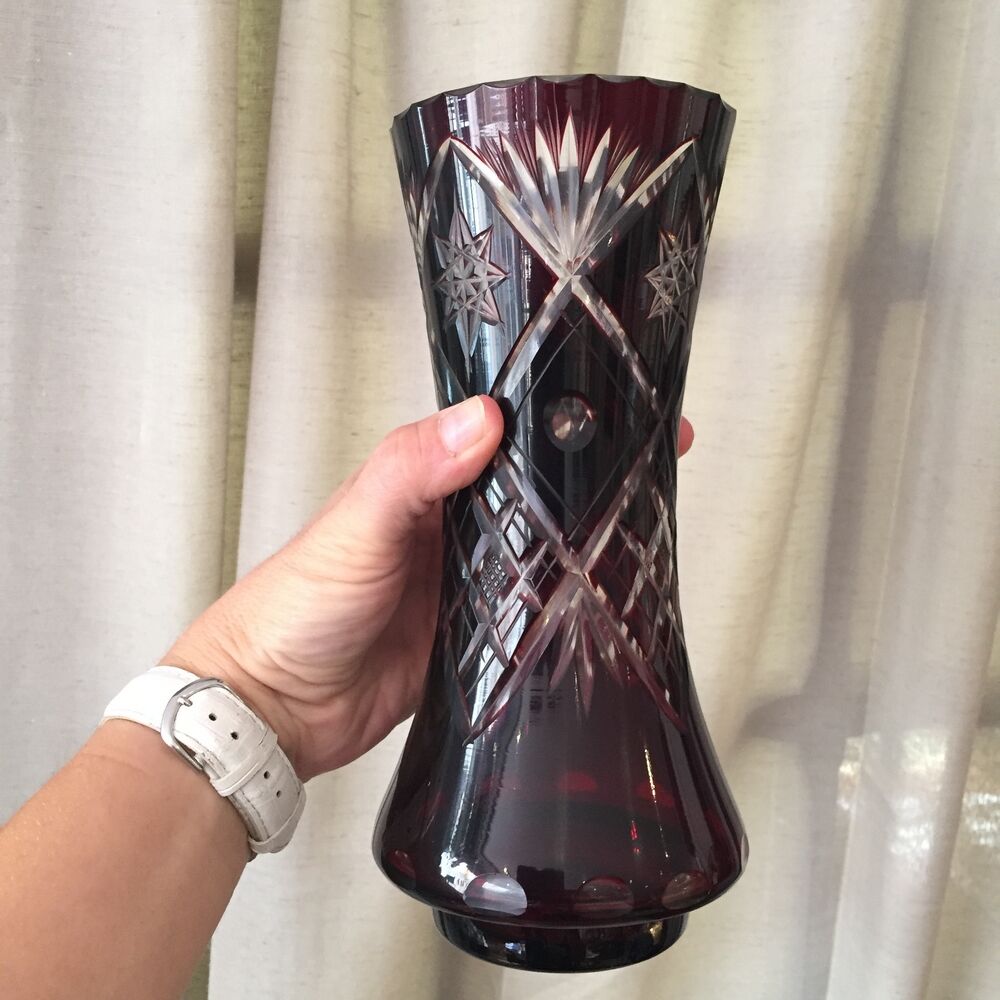 Vase taillé boheme de couleur bordeaux