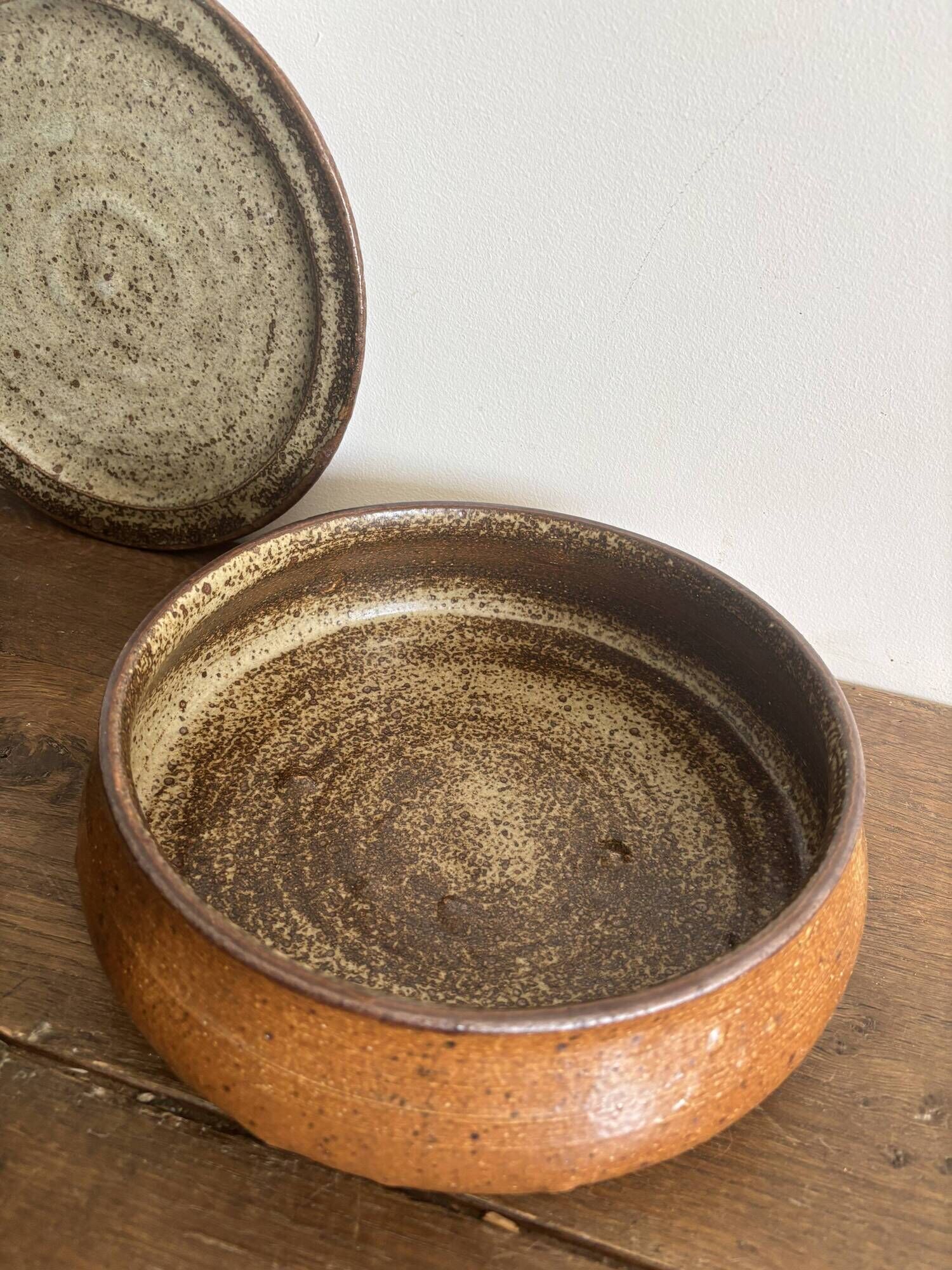 Ensemble de 9 pièces en grès LE CEP – assiettes, coupe, vase et bol